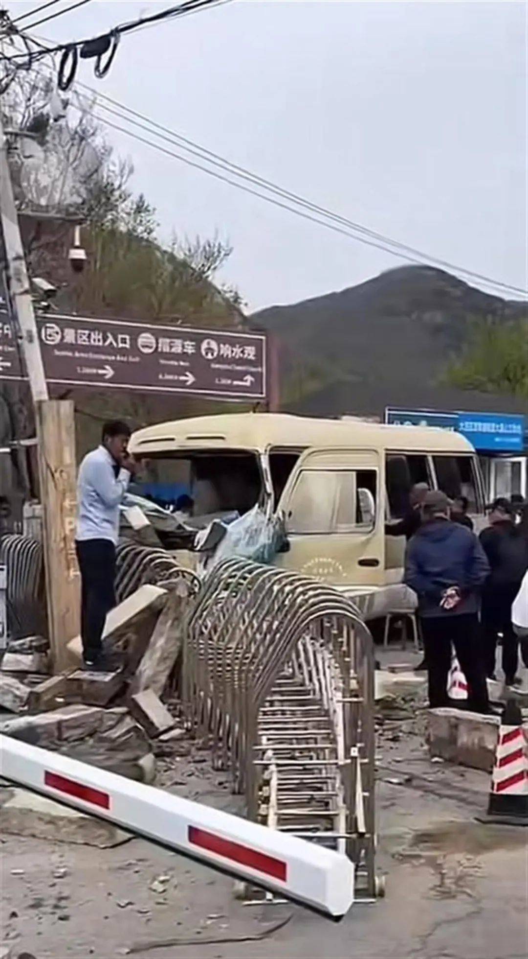景區(qū)擺渡車失控撞上伸縮電動門<strong></p>
<p>電動門
</strong>，多人受傷！官方通報:電動門
