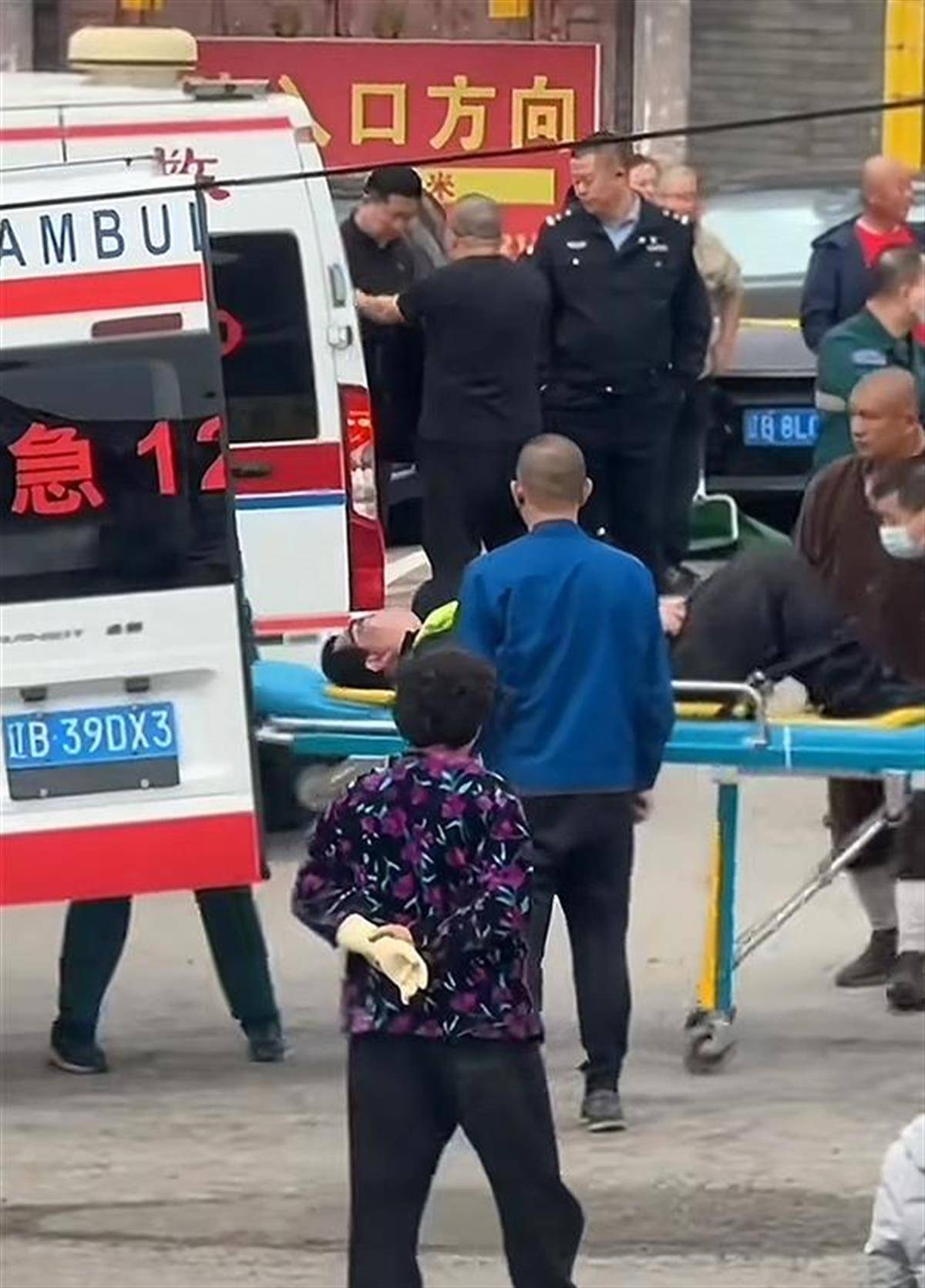 大連一景區(qū)擺渡車撞上電動(dòng)伸縮門致2人輕傷<strong></p>
<p>伸縮門</strong>，有穿反光背心的男子被抬上救護(hù)車:伸縮門